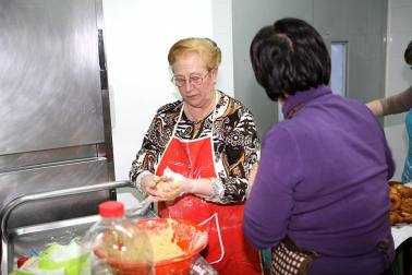 La fiesta de San Blas de Burlada tiene un sabor muy especial desde hace 20 años. La Asociación de Mujeres de Nuestro Pueblo de esta localidad cumplió el pasado 2 de febrero dos décadas elaborando las rosquillas de San Blas, que al día siguiente repartieron entre los vecinos, una vez bendecidas en la misa de ocho. El esfuerzo desinteresado de este grupo de mujeres ha estado acompañado este año de la ayuda del supermercado Simply, que ha donado todos los ingredientes. ¡Click! tuvo el privilegio de probar este dulce manjar recién salido de la sartén.