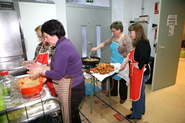 La fiesta de San Blas de Burlada tiene un sabor muy especial desde hace 20 años. La Asociación de Mujeres de Nuestro Pueblo de esta localidad cumplió el pasado 2 de febrero dos décadas elaborando las rosquillas de San Blas, que al día siguiente repartieron entre los vecinos, una vez bendecidas en la misa de ocho. El esfuerzo desinteresado de este grupo de mujeres ha estado acompañado este año de la ayuda del supermercado Simply, que ha donado todos los ingredientes. ¡Click! tuvo el privilegio de probar este dulce manjar recién salido de la sartén.