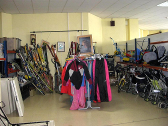 Desde que la crisis económica comenzó a azotar hace dos años, muchos ciudadanos han visto en la compra y venta de segunda mano una alternativa para proteger su bolsillo. Otros clientes llevan ya años concienciados en la reutilización y el reciclaje de artículos domésticos.