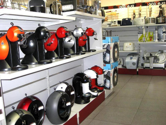 Desde que la crisis económica comenzó a azotar hace dos años, muchos ciudadanos han visto en la compra y venta de segunda mano una alternativa para proteger su bolsillo. Otros clientes llevan ya años concienciados en la reutilización y el reciclaje de artículos domésticos.