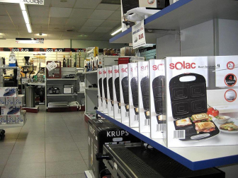 Desde que la crisis económica comenzó a azotar hace dos años, muchos ciudadanos han visto en la compra y venta de segunda mano una alternativa para proteger su bolsillo. Otros clientes llevan ya años concienciados en la reutilización y el reciclaje de artículos domésticos.
