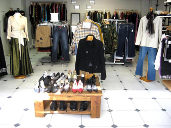 Desde que la crisis económica comenzó a azotar hace dos años, muchos ciudadanos han visto en la compra y venta de segunda mano una alternativa para proteger su bolsillo. Otros clientes llevan ya años concienciados en la reutilización y el reciclaje de artículos domésticos.