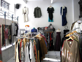 Desde que la crisis económica comenzó a azotar hace dos años, muchos ciudadanos han visto en la compra y venta de segunda mano una alternativa para proteger su bolsillo. Otros clientes llevan ya años concienciados en la reutilización y el reciclaje de artículos domésticos.