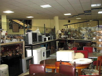 Desde que la crisis económica comenzó a azotar hace dos años, muchos ciudadanos han visto en la compra y venta de segunda mano una alternativa para proteger su bolsillo. Otros clientes llevan ya años concienciados en la reutilización y el reciclaje de artículos domésticos.