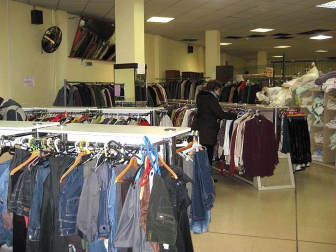 Desde que la crisis económica comenzó a azotar hace dos años, muchos ciudadanos han visto en la compra y venta de segunda mano una alternativa para proteger su bolsillo. Otros clientes llevan ya años concienciados en la reutilización y el reciclaje de artículos domésticos.