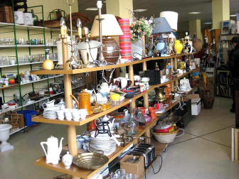 Desde que la crisis económica comenzó a azotar hace dos años, muchos ciudadanos han visto en la compra y venta de segunda mano una alternativa para proteger su bolsillo. Otros clientes llevan ya años concienciados en la reutilización y el reciclaje de artículos domésticos.