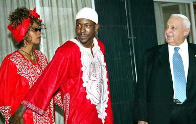 La cantante norteamericana Whiteny Houston falleció a los 48 años en un hotel de Beverly Hills. La artista tuvo una vida marcada por el éxito profesional que se vino abajo debido a un tumultuoso matrimonio así como por sus problemas de adicción.