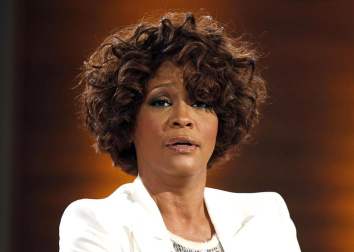 La cantante norteamericana Whiteny Houston falleció a los 48 años en un hotel de Beverly Hills. La artista tuvo una vida marcada por el éxito profesional que se vino abajo debido a un tumultuoso matrimonio así como por sus problemas de adicción.