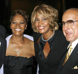 La cantante norteamericana Whiteny Houston falleció a los 48 años en un hotel de Beverly Hills. La artista tuvo una vida marcada por el éxito profesional que se vino abajo debido a un tumultuoso matrimonio así como por sus problemas de adicción.