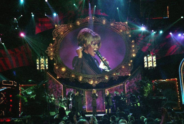 La cantante norteamericana Whiteny Houston falleció a los 48 años en un hotel de Beverly Hills. La artista tuvo una vida marcada por el éxito profesional que se vino abajo debido a un tumultuoso matrimonio así como por sus problemas de adicción.