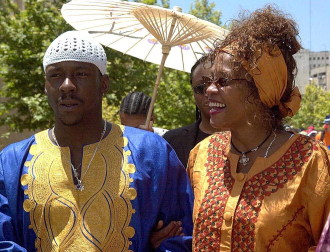 La cantante norteamericana Whiteny Houston falleció a los 48 años en un hotel de Beverly Hills. La artista tuvo una vida marcada por el éxito profesional que se vino abajo debido a un tumultuoso matrimonio así como por sus problemas de adicción.