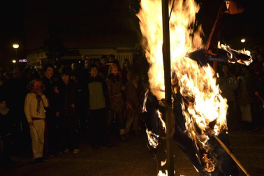 La localidad ha celebrado sus carnavales que han finalizado con la quema de Jacobo de Licras en la Plaza Consistorial de la localidad.