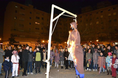 La localidad ha celebrado sus carnavales que han finalizado con la quema de Jacobo de Licras en la Plaza Consistorial de la localidad.