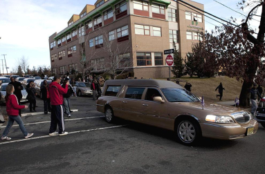 Los restos de Whitney Houston abandonan su casa natal en Nueva Jersey