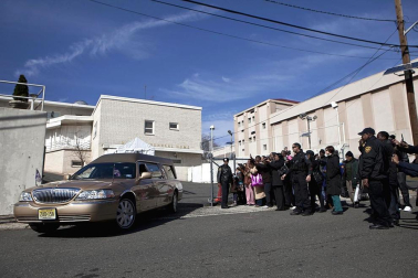 Los restos de Whitney Houston abandonan su casa natal en Nueva Jersey