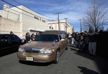 Los restos de Whitney Houston abandonan su casa natal en Nueva Jersey