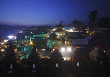 Cientos de monjes sadhus han llegado a Kathmandu para participar en el festival Maha Shiva Ratri, que comienza el 20 de febrero. Hombres religiosos, sadhus o hindues, rezan en las inmedicaciones del Templo Pashupatinath. AFP