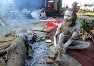 Cientos de monjes sadhus han llegado a Kathmandu para participar en el festival Maha Shiva Ratri, que comienza el 20 de febrero. Hombres religiosos, sadhus o hindues, rezan en las inmedicaciones del Templo Pashupatinath. AFP