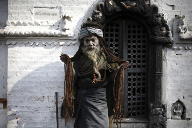 Cientos de monjes sadhus han llegado a Kathmandu para participar en el festival Maha Shiva Ratri, que comienza el 20 de febrero. Hombres religiosos, sadhus o hindues, rezan en las inmedicaciones del Templo Pashupatinath. AFP