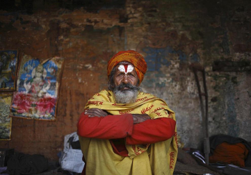 Cientos de monjes sadhus han llegado a Kathmandu para participar en el festival Maha Shiva Ratri, que comienza el 20 de febrero. Hombres religiosos, sadhus o hindues, rezan en las inmedicaciones del Templo Pashupatinath. AFP
