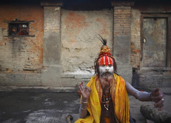 Cientos de monjes sadhus han llegado a Kathmandu para participar en el festival Maha Shiva Ratri, que comienza el 20 de febrero. Hombres religiosos, sadhus o hindues, rezan en las inmedicaciones del Templo Pashupatinath. AFP