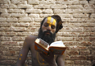 Cientos de monjes sadhus han llegado a Kathmandu para participar en el festival Maha Shiva Ratri, que comienza el 20 de febrero. Hombres religiosos, sadhus o hindues, rezan en las inmedicaciones del Templo Pashupatinath. AFP
