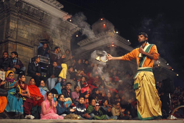 Cientos de monjes sadhus han llegado a Kathmandu para participar en el festival Maha Shiva Ratri, que comienza el 20 de febrero. Hombres religiosos, sadhus o hindues, rezan en las inmedicaciones del Templo Pashupatinath. AFP