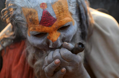 Cientos de monjes sadhus han llegado a Kathmandu para participar en el festival Maha Shiva Ratri, que comienza el 20 de febrero. Hombres religiosos, sadhus o hindues, rezan en las inmedicaciones del Templo Pashupatinath. AFP