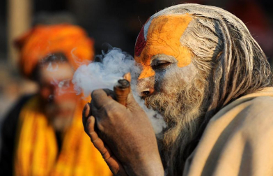 Cientos de monjes sadhus han llegado a Kathmandu para participar en el festival Maha Shiva Ratri, que comienza el 20 de febrero. Hombres religiosos, sadhus o hindues, rezan en las inmedicaciones del Templo Pashupatinath. AFP