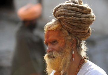 Cientos de monjes sadhus han llegado a Kathmandu para participar en el festival Maha Shiva Ratri, que comienza el 20 de febrero. Hombres religiosos, sadhus o hindues, rezan en las inmedicaciones del Templo Pashupatinath. AFP