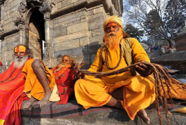 Cientos de monjes sadhus han llegado a Kathmandu para participar en el festival Maha Shiva Ratri, que comienza el 20 de febrero. Hombres religiosos, sadhus o hindues, rezan en las inmedicaciones del Templo Pashupatinath. AFP