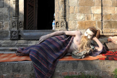 Cientos de monjes sadhus han llegado a Kathmandu para participar en el festival Maha Shiva Ratri, que comienza el 20 de febrero. Hombres religiosos, sadhus o hindues, rezan en las inmedicaciones del Templo Pashupatinath. AFP