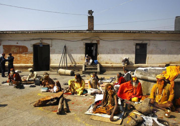 Cientos de monjes sadhus han llegado a Kathmandu para participar en el festival Maha Shiva Ratri, que comienza el 20 de febrero. Hombres religiosos, sadhus o hindues, rezan en las inmedicaciones del Templo Pashupatinath. AFP
