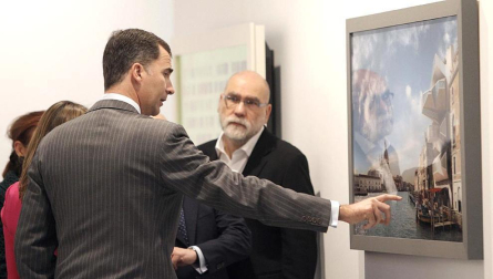 Los príncipes Felipe y Letizia quisieron rendir homenaje a Antoni Tñpies durante la visita que realizaron a ARCO, la Feria Internacional de Arte Contemporáneo de Madrid. Los príncipes de Asturias iniciaron y terminaron su visita a la feria contemplando sendas obras del artista barcelonés. También visitaron, entre otros, varios stands de los Países Bajos, los invitados en esta cita y que han desplazado hasta Madrid una representación de 14 galerías, en el marco del programa Focus. En el stand de la galería francesa Lelong se detuvieron en "Principiel", una pintura de grandes dimensiones que el artista catalán realizó en 1989 y que está valorada en 700.000 euros. DPA