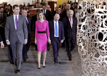 Los príncipes Felipe y Letizia quisieron rendir homenaje a Antoni Tñpies durante la visita que realizaron a ARCO, la Feria Internacional de Arte Contemporáneo de Madrid. Los príncipes de Asturias iniciaron y terminaron su visita a la feria contemplando sendas obras del artista barcelonés. También visitaron, entre otros, varios stands de los Países Bajos, los invitados en esta cita y que han desplazado hasta Madrid una representación de 14 galerías, en el marco del programa Focus. En el stand de la galería francesa Lelong se detuvieron en "Principiel", una pintura de grandes dimensiones que el artista catalán realizó en 1989 y que está valorada en 700.000 euros. DPA