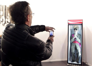 Los príncipes Felipe y Letizia quisieron rendir homenaje a Antoni Tñpies durante la visita que realizaron a ARCO, la Feria Internacional de Arte Contemporáneo de Madrid. Los príncipes de Asturias iniciaron y terminaron su visita a la feria contemplando sendas obras del artista barcelonés. También visitaron, entre otros, varios stands de los Países Bajos, los invitados en esta cita y que han desplazado hasta Madrid una representación de 14 galerías, en el marco del programa Focus. En el stand de la galería francesa Lelong se detuvieron en "Principiel", una pintura de grandes dimensiones que el artista catalán realizó en 1989 y que está valorada en 700.000 euros. DPA