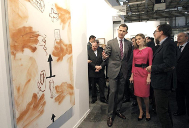 Los príncipes Felipe y Letizia quisieron rendir homenaje a Antoni Tñpies durante la visita que realizaron a ARCO, la Feria Internacional de Arte Contemporáneo de Madrid. Los príncipes de Asturias iniciaron y terminaron su visita a la feria contemplando sendas obras del artista barcelonés. También visitaron, entre otros, varios stands de los Países Bajos, los invitados en esta cita y que han desplazado hasta Madrid una representación de 14 galerías, en el marco del programa Focus. En el stand de la galería francesa Lelong se detuvieron en "Principiel", una pintura de grandes dimensiones que el artista catalán realizó en 1989 y que está valorada en 700.000 euros. DPA