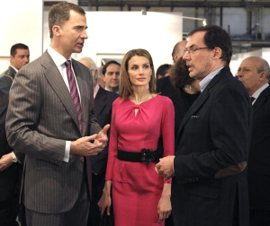 Los príncipes Felipe y Letizia quisieron rendir homenaje a Antoni Tñpies durante la visita que realizaron a ARCO, la Feria Internacional de Arte Contemporáneo de Madrid. Los príncipes de Asturias iniciaron y terminaron su visita a la feria contemplando sendas obras del artista barcelonés. También visitaron, entre otros, varios stands de los Países Bajos, los invitados en esta cita y que han desplazado hasta Madrid una representación de 14 galerías, en el marco del programa Focus. En el stand de la galería francesa Lelong se detuvieron en "Principiel", una pintura de grandes dimensiones que el artista catalán realizó en 1989 y que está valorada en 700.000 euros. DPA