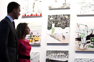 Los príncipes Felipe y Letizia quisieron rendir homenaje a Antoni Tñpies durante la visita que realizaron a ARCO, la Feria Internacional de Arte Contemporáneo de Madrid. Los príncipes de Asturias iniciaron y terminaron su visita a la feria contemplando sendas obras del artista barcelonés. También visitaron, entre otros, varios stands de los Países Bajos, los invitados en esta cita y que han desplazado hasta Madrid una representación de 14 galerías, en el marco del programa Focus. En el stand de la galería francesa Lelong se detuvieron en "Principiel", una pintura de grandes dimensiones que el artista catalán realizó en 1989 y que está valorada en 700.000 euros. DPA
