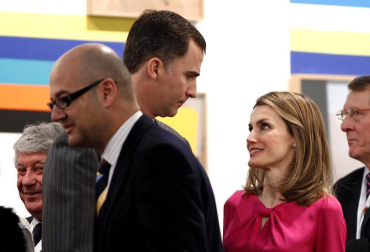 Los príncipes Felipe y Letizia quisieron rendir homenaje a Antoni Tñpies durante la visita que realizaron a ARCO, la Feria Internacional de Arte Contemporáneo de Madrid. Los príncipes de Asturias iniciaron y terminaron su visita a la feria contemplando sendas obras del artista barcelonés. También visitaron, entre otros, varios stands de los Países Bajos, los invitados en esta cita y que han desplazado hasta Madrid una representación de 14 galerías, en el marco del programa Focus. En el stand de la galería francesa Lelong se detuvieron en "Principiel", una pintura de grandes dimensiones que el artista catalán realizó en 1989 y que está valorada en 700.000 euros. DPA
