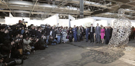 Los príncipes Felipe y Letizia quisieron rendir homenaje a Antoni Tñpies durante la visita que realizaron a ARCO, la Feria Internacional de Arte Contemporáneo de Madrid. Los príncipes de Asturias iniciaron y terminaron su visita a la feria contemplando sendas obras del artista barcelonés. También visitaron, entre otros, varios stands de los Países Bajos, los invitados en esta cita y que han desplazado hasta Madrid una representación de 14 galerías, en el marco del programa Focus. En el stand de la galería francesa Lelong se detuvieron en "Principiel", una pintura de grandes dimensiones que el artista catalán realizó en 1989 y que está valorada en 700.000 euros. DPA