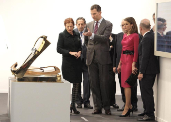 Los príncipes Felipe y Letizia quisieron rendir homenaje a Antoni Tñpies durante la visita que realizaron a ARCO, la Feria Internacional de Arte Contemporáneo de Madrid. Los príncipes de Asturias iniciaron y terminaron su visita a la feria contemplando sendas obras del artista barcelonés. También visitaron, entre otros, varios stands de los Países Bajos, los invitados en esta cita y que han desplazado hasta Madrid una representación de 14 galerías, en el marco del programa Focus. En el stand de la galería francesa Lelong se detuvieron en "Principiel", una pintura de grandes dimensiones que el artista catalán realizó en 1989 y que está valorada en 700.000 euros. DPA