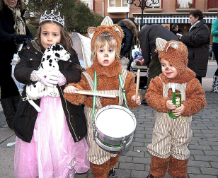 Ambiente y disfraces en los Carnavales de San Adrián 2012.