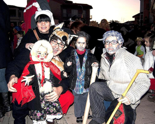 Ambiente y disfraces en los Carnavales de San Adrián 2012.