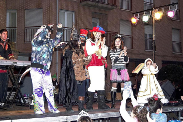Ambiente y disfraces en los Carnavales de San Adrián 2012.
