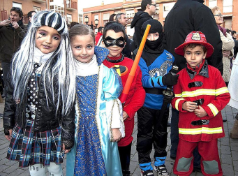 Ambiente y disfraces en los Carnavales de San Adrián 2012.