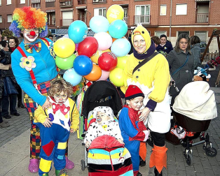 Ambiente y disfraces en los Carnavales de San Adrián 2012.