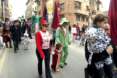 Ambiente, colorido, disfraces y multitud de personajes en las celebraciones de los Carnavales 2012 por las calles de Tafalla.