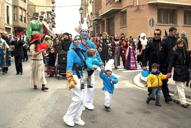 Ambiente, colorido, disfraces y multitud de personajes en las celebraciones de los Carnavales 2012 por las calles de Tafalla.