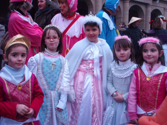 Ambiente, colorido, disfraces y multitud de personajes en las celebraciones de los Carnavales 2012 por las calles de Tafalla.